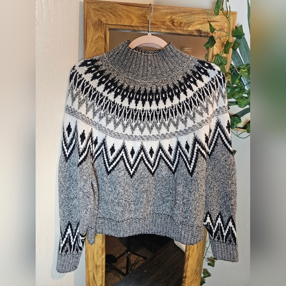 Cozy Black and White Patterned Sweater - Picture 5 of 6